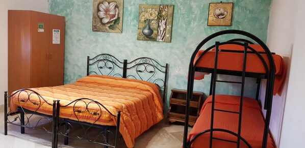 Phòng 4 Deluxe, nhiều giường, phòng tắm riêng | Trang trí khác biệt, trang bị nội thất với thiết kế riêng biệt, bàn