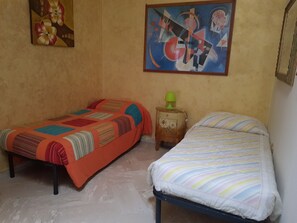 Phòng đơn Economy, 1 giường đôi hoặc 2 giường đơn, phòng tắm dùng chung | Trang trí khác biệt, trang bị nội thất với thiết kế riêng biệt, bàn