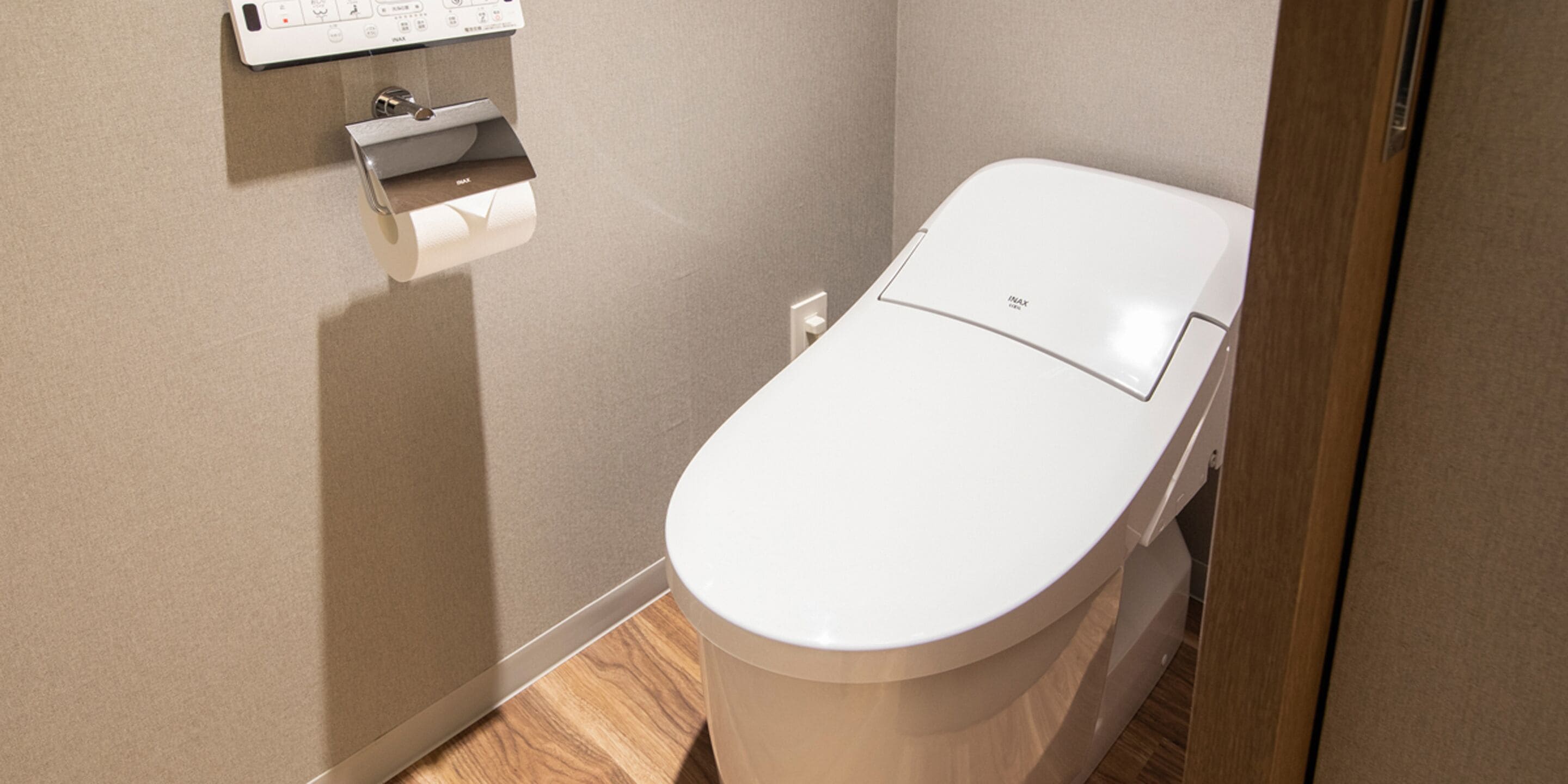 deluxe twin room | bathroom | combined shower/bathtub, hair dryer, electronic bidet, towels