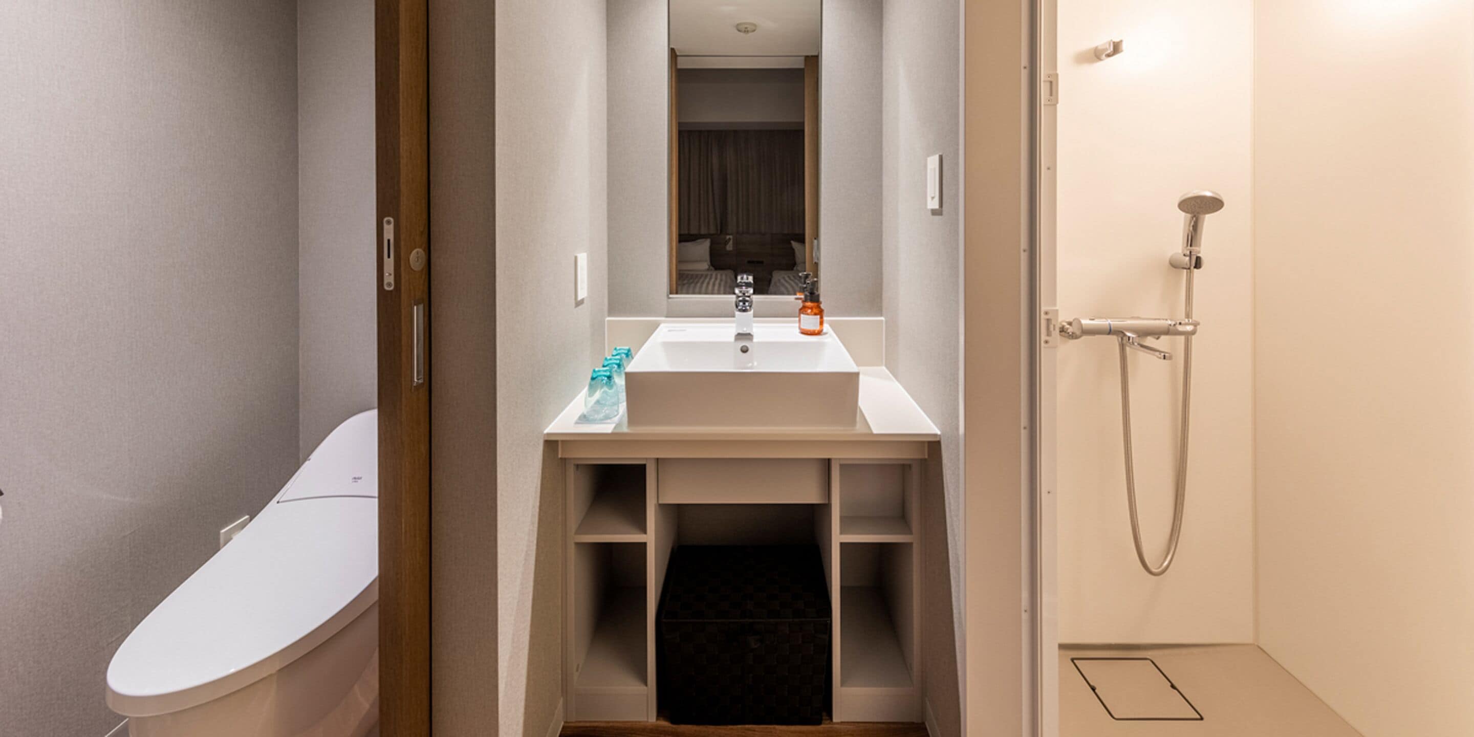 deluxe twin room | bathroom | combined shower/bathtub, hair dryer, electronic bidet, towels