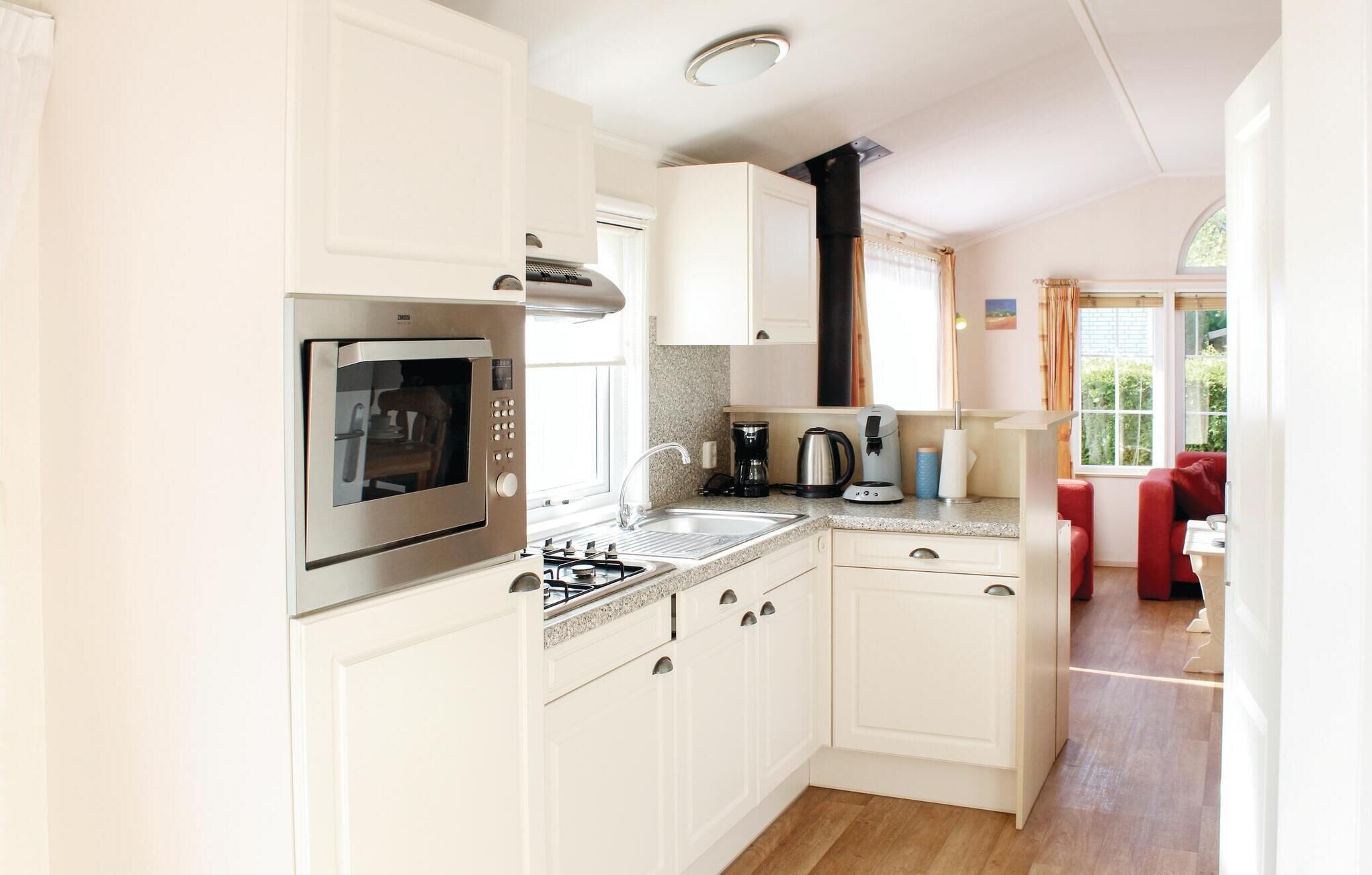 Refrigerador, parrilla de estufa y cafetera y tetera 