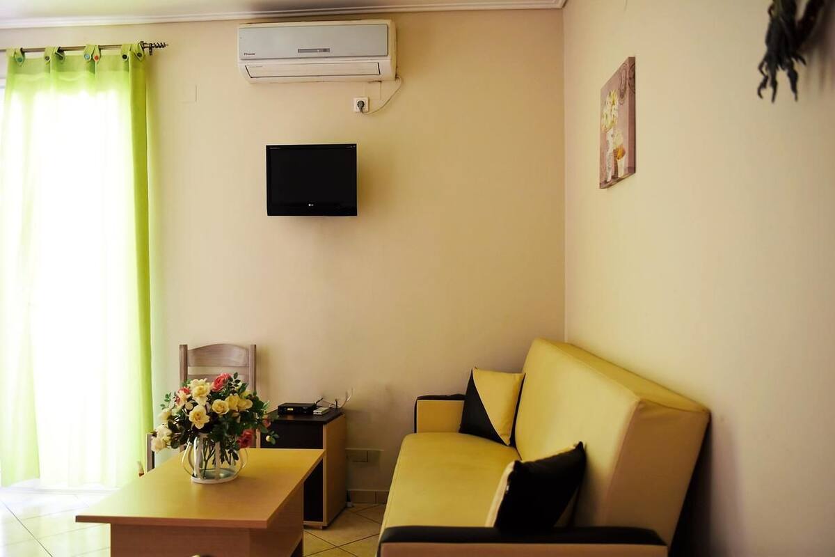 Studio | Living area | Flat-screen TV