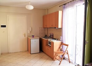 Estudio | Cocina privada | Refrigerador, horno, parrilla de estufa y cafetera y tetera