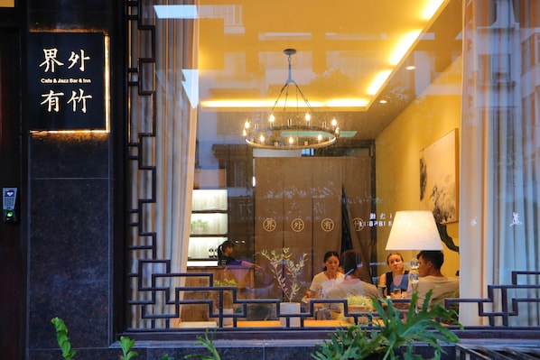Lobby lounge