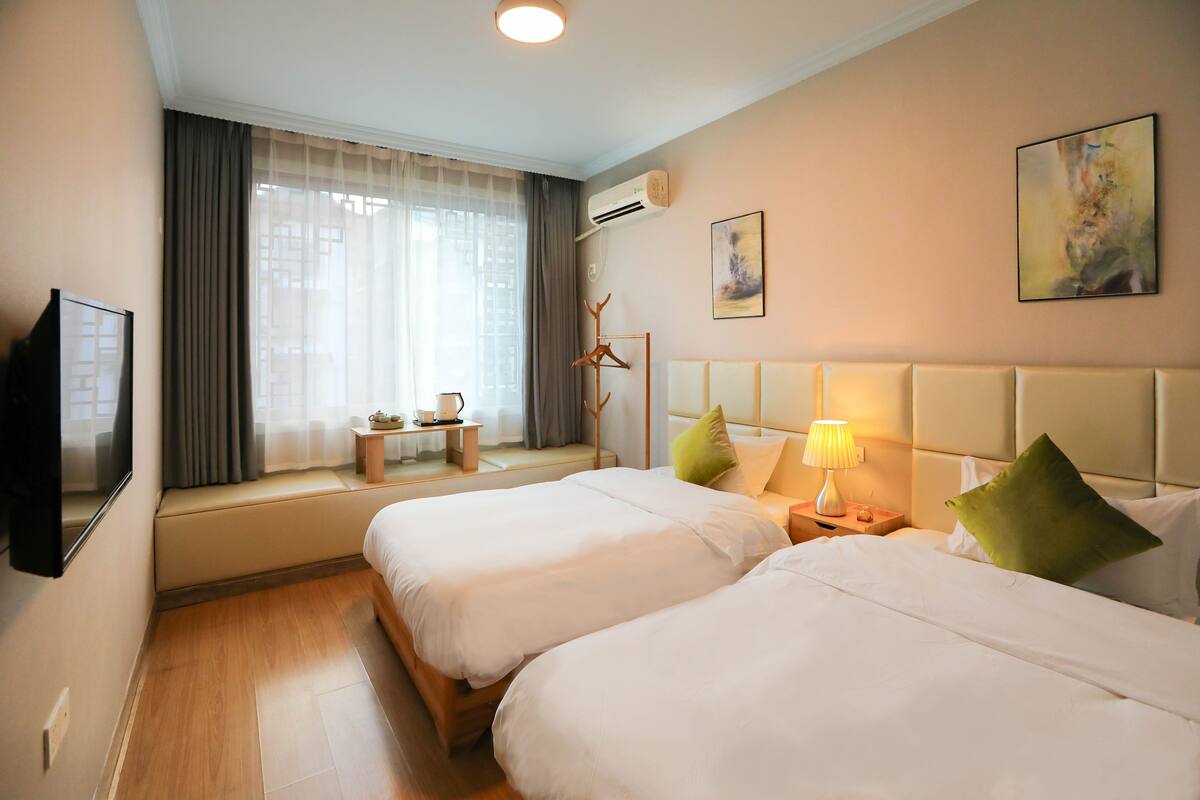 Blackout curtains, soundproofing, free WiFi