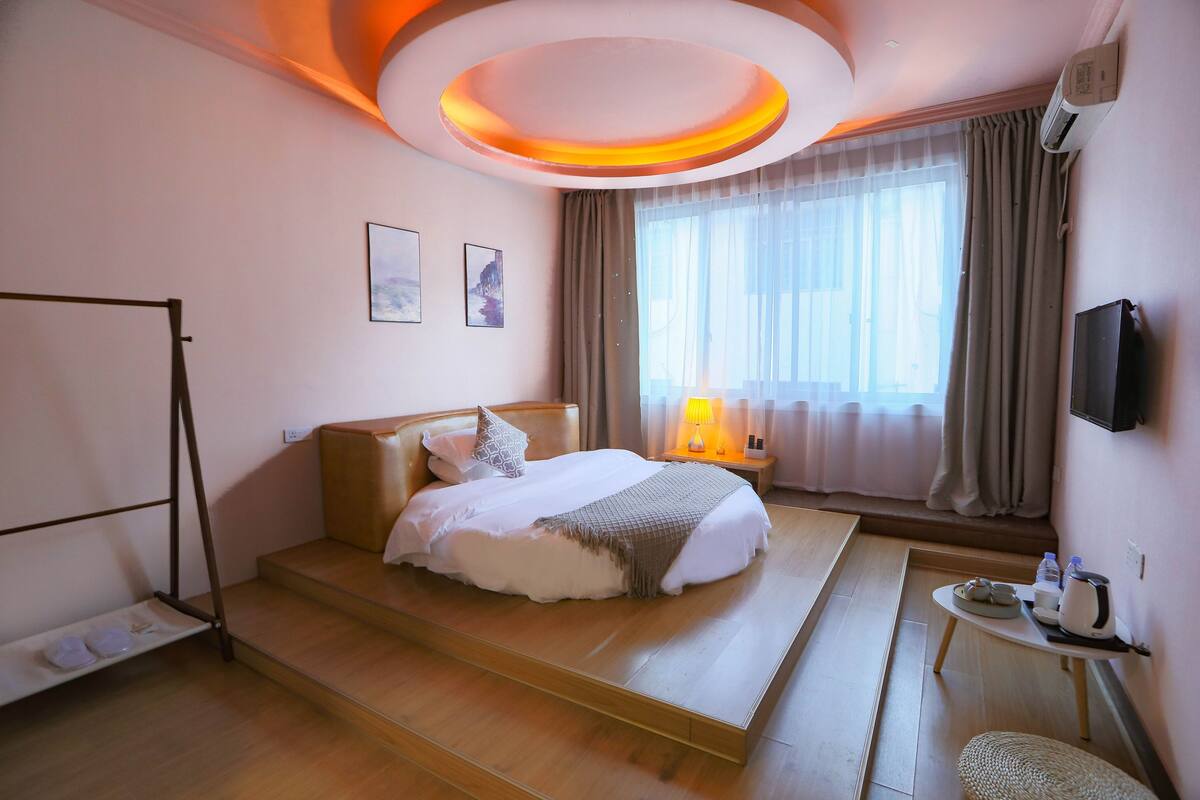 Blackout curtains, soundproofing, free WiFi