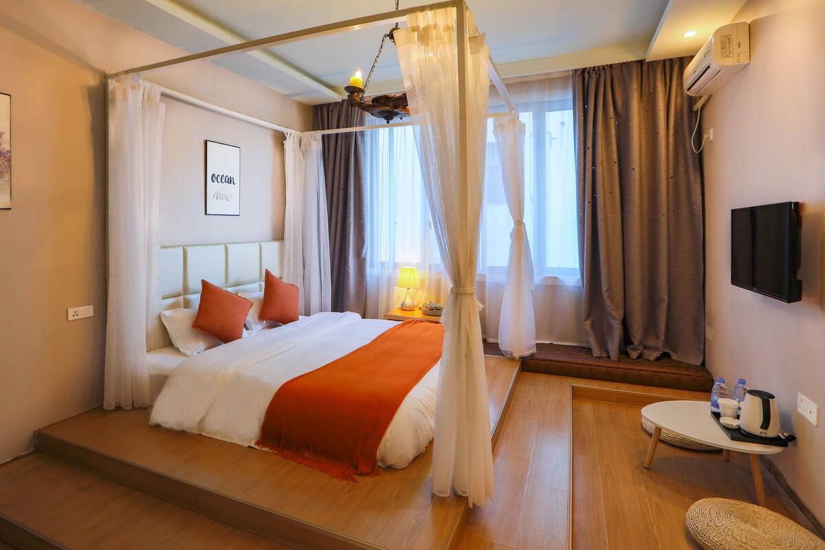 Blackout curtains, soundproofing, free WiFi