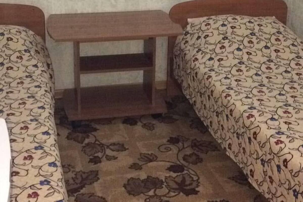 Chambre avec lits jumeaux | Fer et planche à repasser, Wi-Fi gratuit, draps fournis