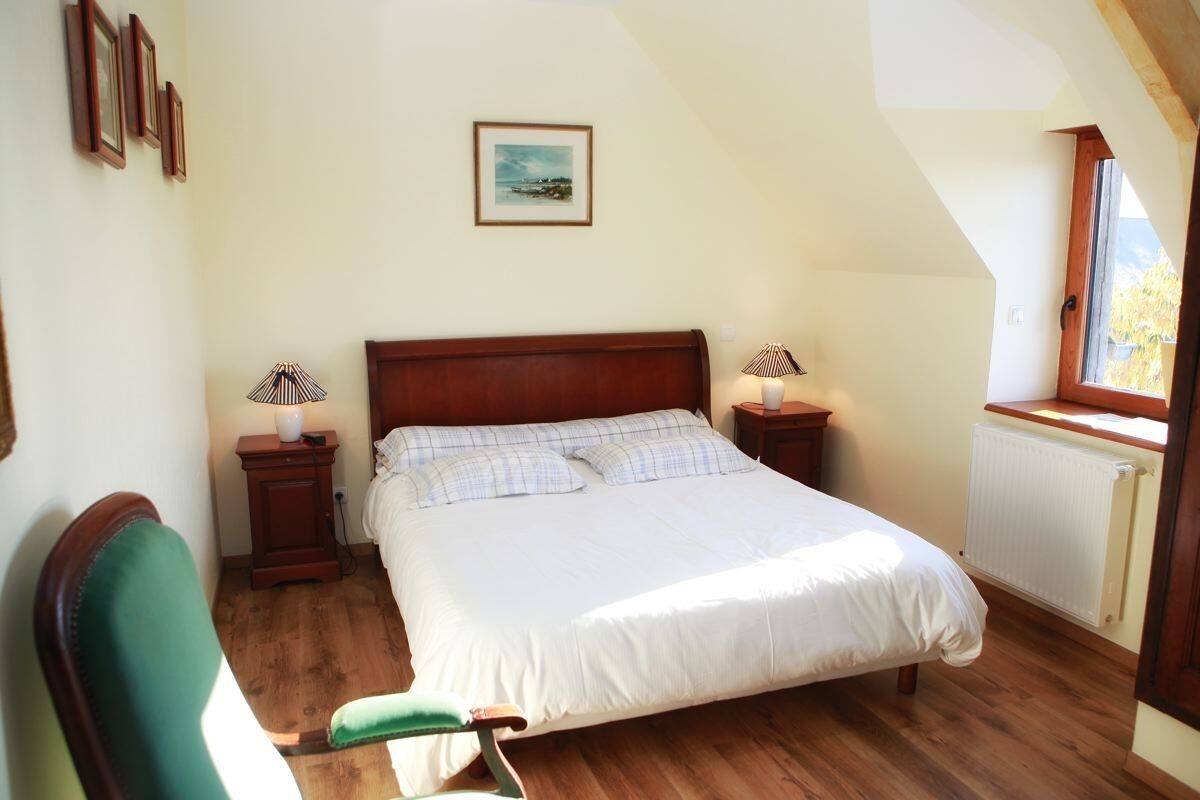 Double Room (Jaune) | Iron/ironing board (on request), free WiFi, individually decorated