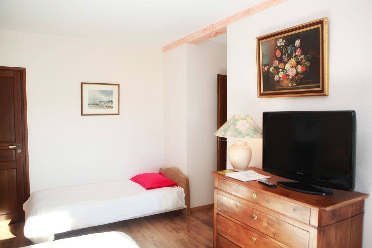Triple Room (Saumon) | Iron/ironing board (on request), free WiFi, individually decorated