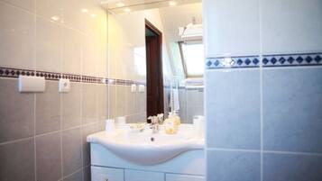 Phòng dành cho gia đình (Balcon) | Chậu rửa trong phòng tắm