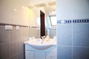 Kamar Keluarga (Balcon) | Wastafel kamar mandi