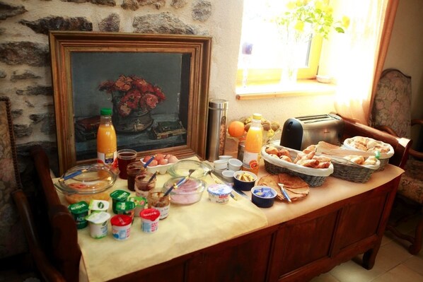 Sudah termasuk sarapan ala kontinental setiap hari