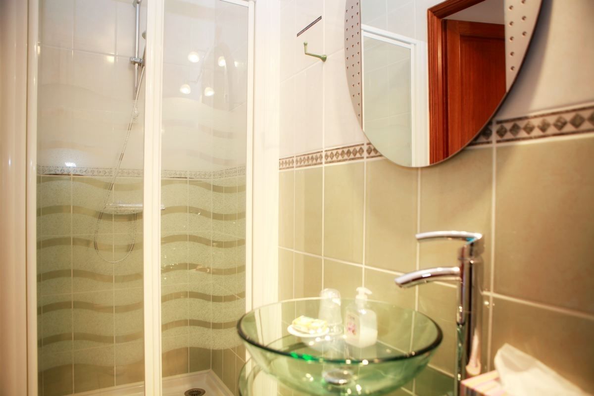 Double Room (Jaune) | Bilik Mandi | Kelengkapan dandanan diri percuma, pengering rambut, tuala disediakan 