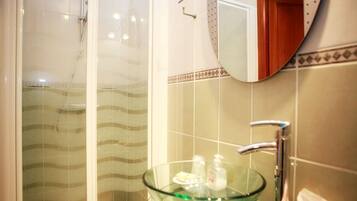Double Room (Jaune) | Bilik Mandi | Kelengkapan dandanan diri percuma, pengering rambut, tuala disediakan