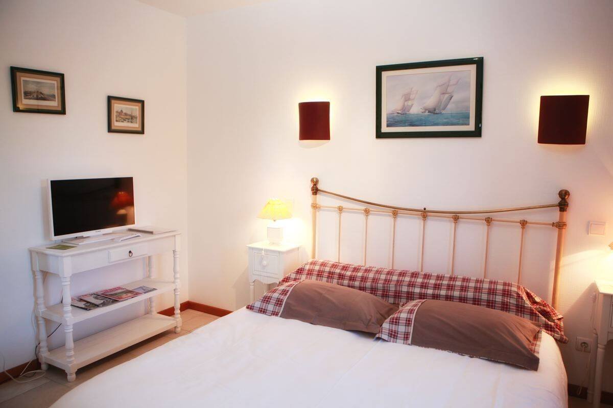 Double Room (Blanche) | Iron/ironing board (on request), free WiFi, individually decorated