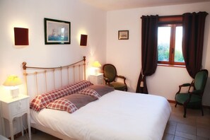 Kamar Double (Blanche) | Didekorasi berbeda-beda dan dilengkapi dengan perabotan berbeda-beda