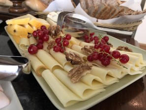 Breakfast buffet - Pension Sv. Hubertus (Cesky Krumlov)