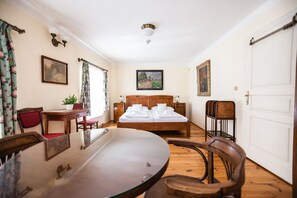 Suite (3) | Zimmersafe, Verdunkelungsvorhänge, kostenloses WLAN, Bettwäsche