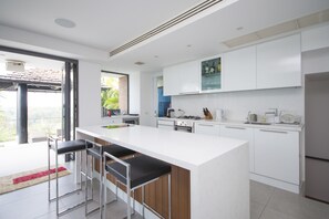 Villa | Cuisine privée | Grand réfrigérateur, micro-ondes, four, plaque de cuisson