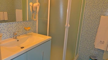 Dusche, Regendusche, kostenlose Toilettenartikel, Haartrockner