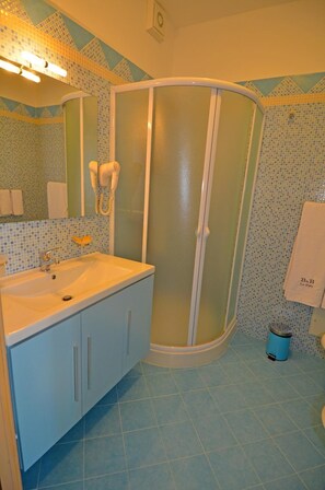 Douche, douche à « effet pluie », articles de toilette gratuits