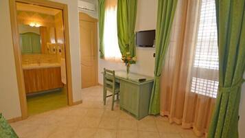 Camera tripla, vista giardino | Servizio della camera