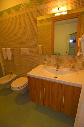 Triple Room, Garden View | Bathroom