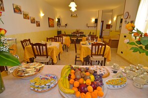 Petit déjeuner complet compris tous les jours