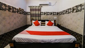 Double or Twin Room | WiFi (free) - OYO 33005 Jkr Residency (Irala)