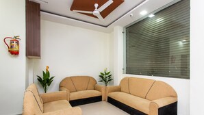 Lobby sitting area - OYO 26904 Hotel Manjulam Regency (Indore)