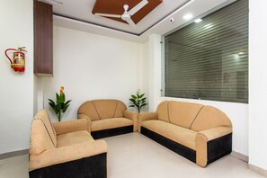 Lobby sitting area - OYO 26904 Hotel Manjulam Regency (Indore)