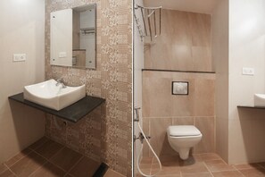 Chambre Double ou avec lits jumeaux | Salle de bain | Articles de toilette gratuits, serviettes fournies