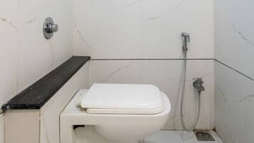 Double or Twin Room | Bathroom | Free toiletries, towels