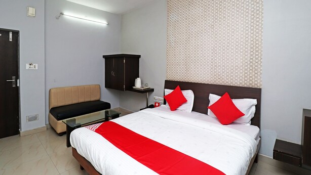 Double or Twin Room - OYO 28734 Parakh Palace (Durg)