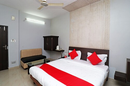 OYO 28734 Parakh Palace