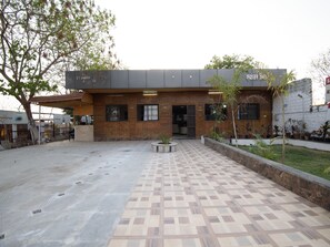 Exterior - Capital O 29643 Etranger Resort (Khuldabad)