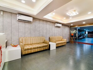 Lobby sitting area - Capital O 38665 Prestige Stay Inn (Bengaluru)