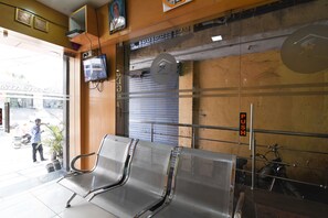 Lobby sitting area - OYO 37884 Ramesh Residency (Anantapur)