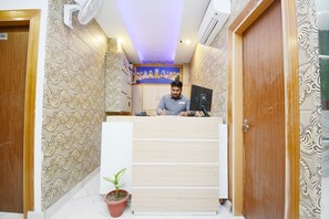 Reception - OYO 38037 Taj Inn (Dera Bassi)