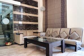 Lobby sitting area - Capital O 37682 Hotel Jyoti (Jagadhri)