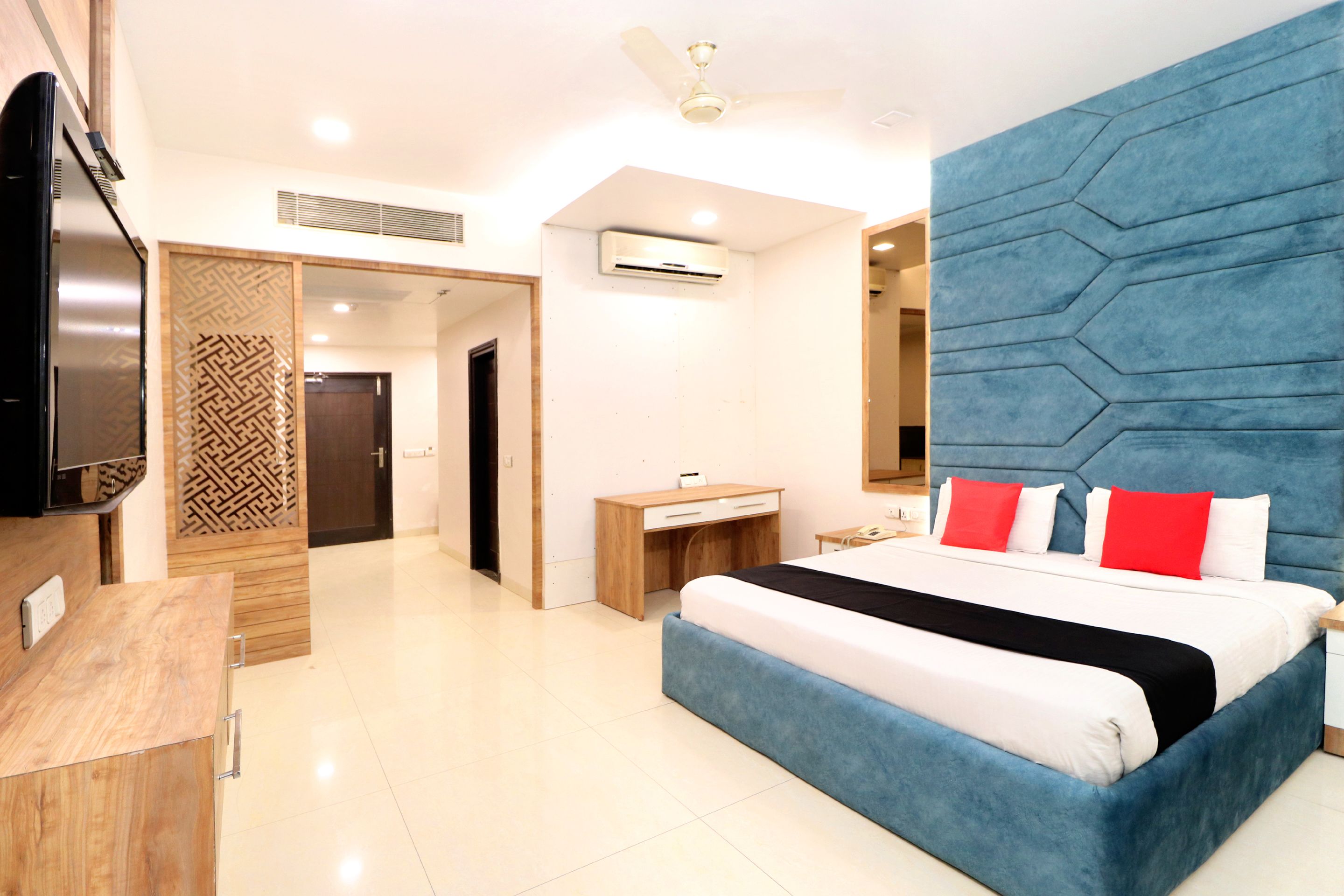 Deluxe Room | Desk, free WiFi