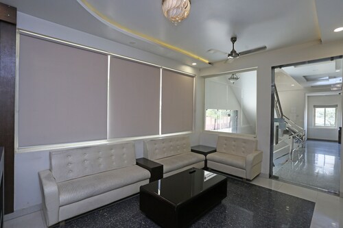 OYO 37709 Castel View-boutique Hotel