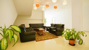 Lobby sitting area - OYO 30166 Heaven Gardens (Kanayannur)