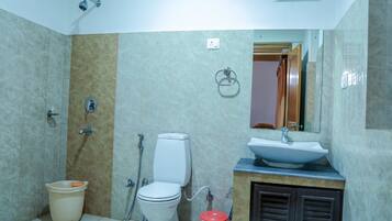Chambre double ou avec lits jumeaux | Salle de bain | Articles de toilette (gratuits), serviettes fournies