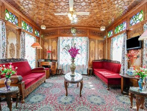Lobby sitting area - OYO 6008 HouseBoat Manila (Srinagar)