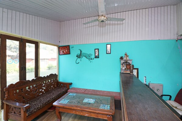 Lobby sitting area - OYO 22307 Jungle Paradise Retreat (Ramnagar)