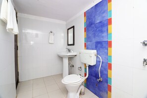Chambre Double ou avec lits jumeaux | Salle de bain | Articles de toilette gratuits, serviettes fournies