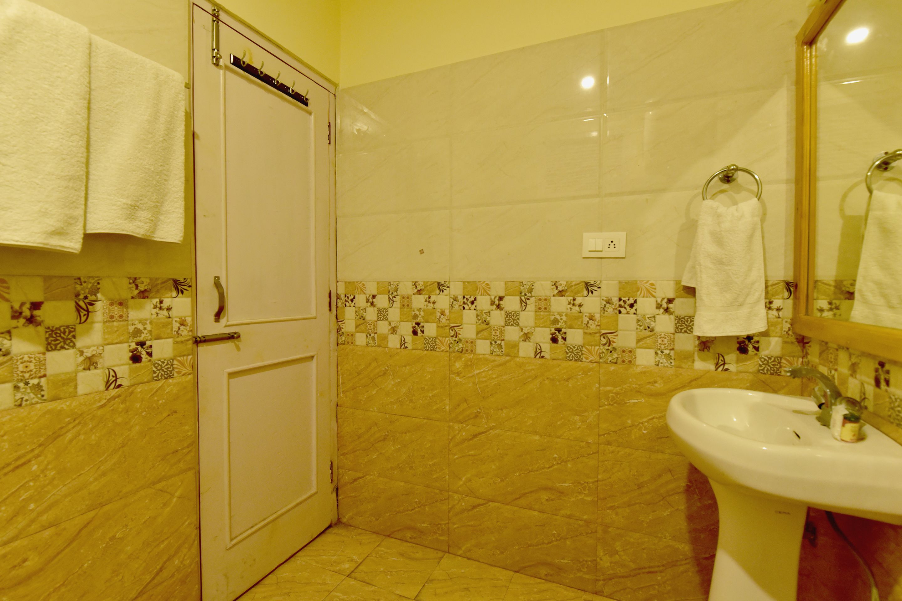 Double or Twin Room | Bathroom | Free toiletries, towels