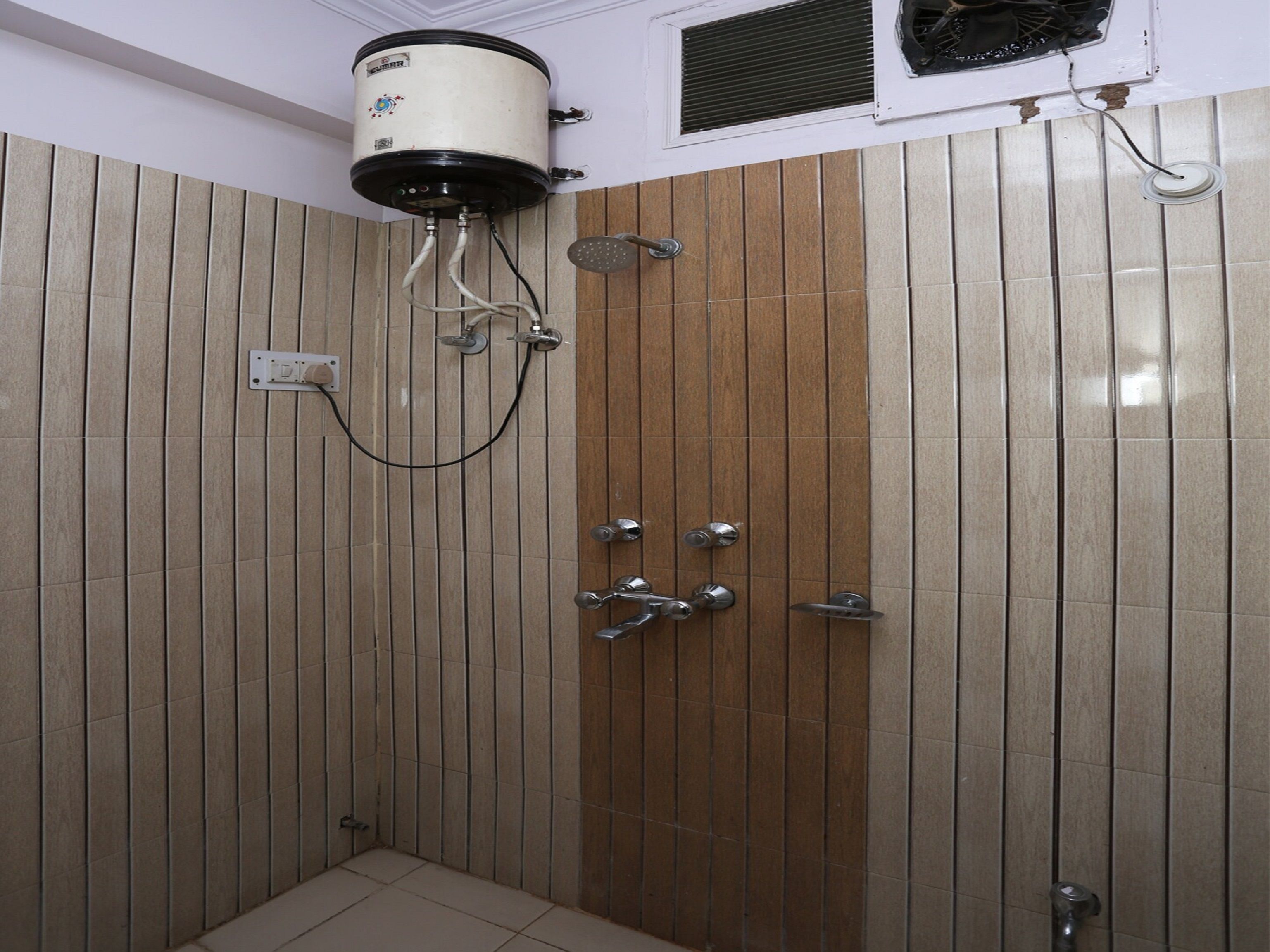 Double or Twin Room | Bathroom | Free toiletries, towels